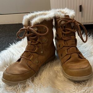 Sorel Women’s Faux-Fur Trim Tan Winter Lace-Up Boots